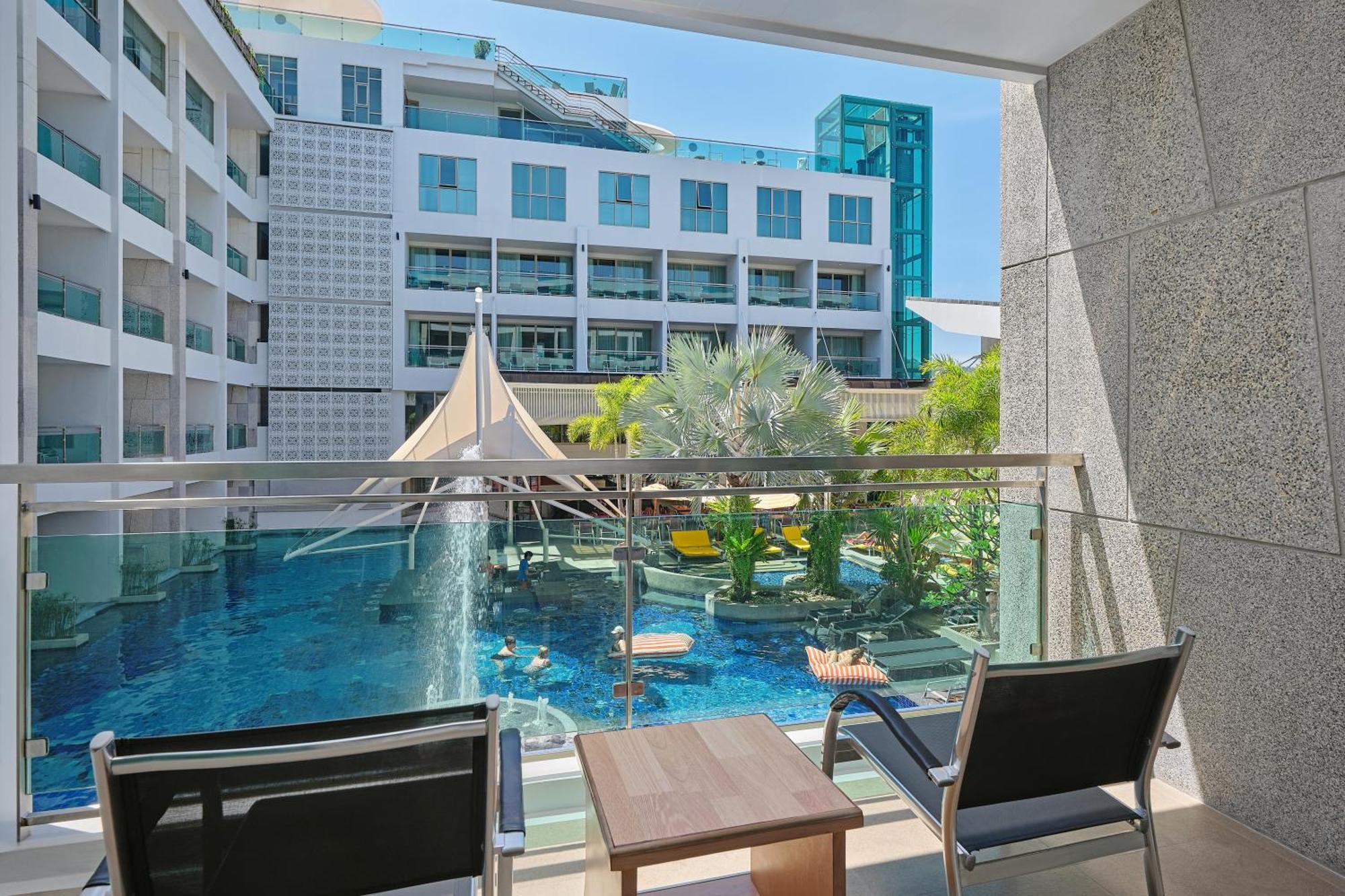 Deluxe Pool View [Twin]